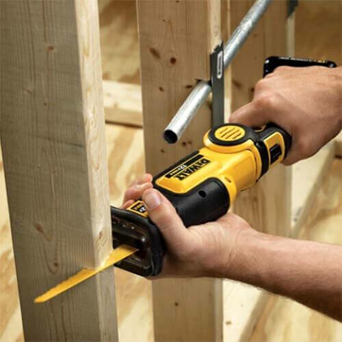 Пила шабельна DeWALT DCS310D2
