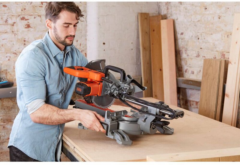 Пила торцювальна мережева BLACK+DECKER BES700